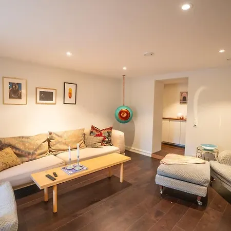 Apartment Sjarmerende Med Parkering I Sentrum