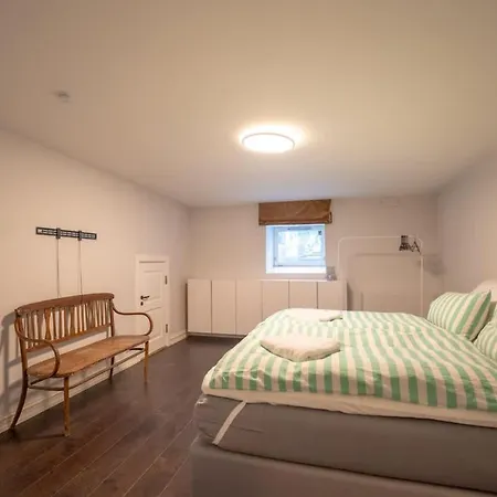 Sjarmerende Med Parkering I Sentrum