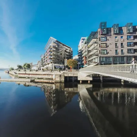 Sjarmerende Med Parkering I Sentrum *