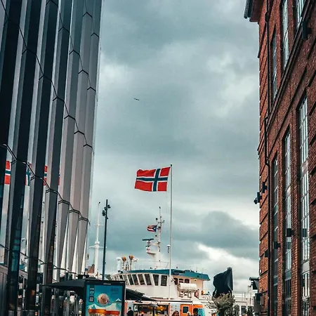 Sjarmerende Med Parkering I Sentrum *