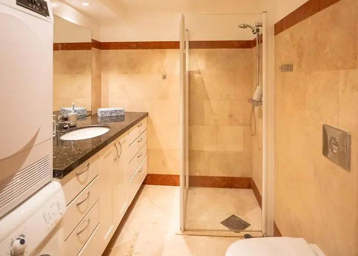 Apartment Sjarmerende Med Parkering I Sentrum *