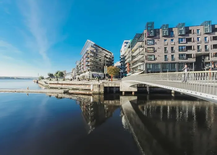 Sjarmerende Med Parkering I Sentrum *